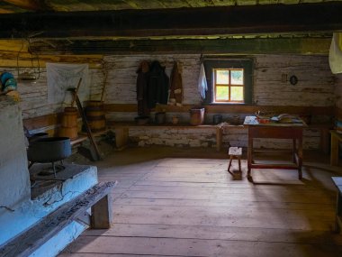 Nova Bystrica, Slovakya, 23 Temmuz 2024: Nova Bystrica, Slovakya 'daki Kysuce Village Müzesi' nde bir evin içi.