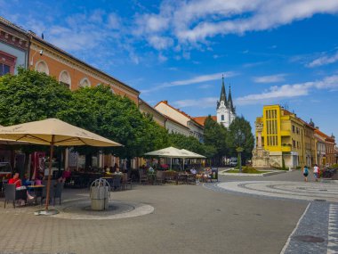 Komarno, Slovakya, 24 Temmuz 2024: Komarno, Slovakya şehir merkezinde yaz günü.
