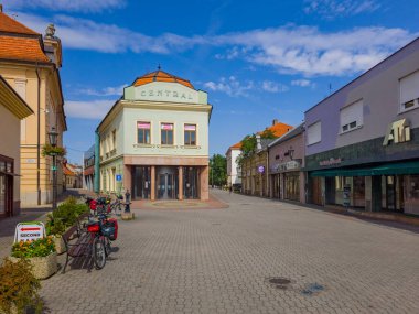Komarno, Slovakya, 24 Temmuz 2024: Komarno, Slovakya şehir merkezinde yaz günü.
