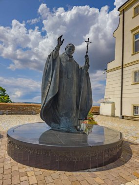 Nitra, Slovakya, 24 Temmuz 2024: Nitra, Slovakya 'da John Paul II' nin heykeli.