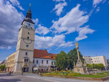Trnava, Slovakya, 24 Temmuz 2024: Trnava, Slovakya 'daki şehir kulesinin görüntüsü.