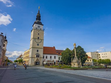 Trnava, Slovakya, 24 Temmuz 2024: Trnava, Slovakya 'daki şehir kulesinin görüntüsü.