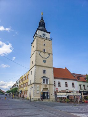 Trnava, Slovakya, 24 Temmuz 2024: Trnava, Slovakya 'daki şehir kulesinin görüntüsü.
