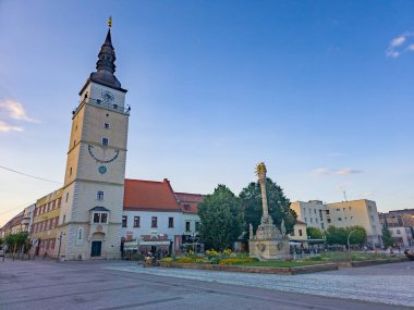 Trnava, Slovakya, 24 Temmuz 2024: Trnava, Slovakya 'daki şehir kulesinin gün batımı manzarası.
