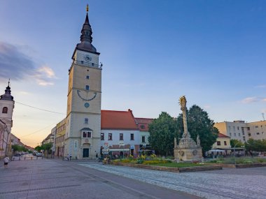 Trnava, Slovakya, 24 Temmuz 2024: Trnava, Slovakya 'daki şehir kulesinin gün batımı manzarası.
