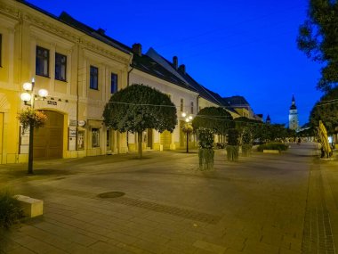 Trnava, Slovakya, 24 Temmuz 2024: Trnava, Slovakya 'daki Hlavna Caddesi' nin gün batımı manzarası.