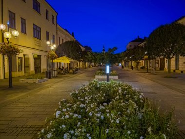 Trnava, Slovakya, 24 Temmuz 2024: Trnava, Slovakya 'daki Hlavna Caddesi' nin gün batımı manzarası.