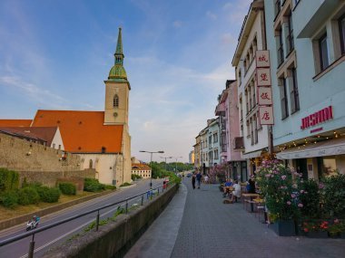 Bratislava, Slovakya, 25 Temmuz 2024: Bratislava, Slovakya 'daki St. Martin Katedrali