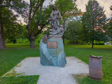 Bratislava, Slovakya, 25 Temmuz 2024: Bratislava, Slovakya 'daki Elizabeth of Thuringia' da heykel.
