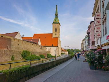 Bratislava, Slovakya, 25 Temmuz 2024: Bratislava, Slovakya 'daki St. Martin Katedrali