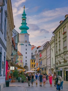 Bratislava, Slovakya, 25 Temmuz 2024: Günbatımı ve Bratislava, Slovakya 'da işlek bir cadde.
