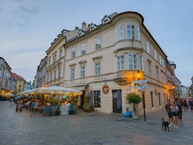 Bratislava, Slovakya, 25 Temmuz 2024: Günbatımı ve Bratislava, Slovakya 'da işlek bir cadde.