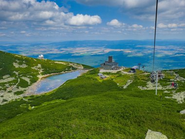 Tatranska Lomnica, Slovakya, 26 Temmuz 2024: Tatranska Lomnica, Slovakya 'daki Lomnicky Stit' e kablolu araba.