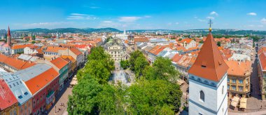 Kosice, Slovakya, 13 Temmuz 2024: Kosice, Slovakya 'daki ulusal tiyatro manzarası.