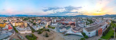 Zilina, Slovakya, 19 Temmuz 2024: Zilina, Slovakya 'da Andrej Hlinka meydanının günbatımı manzarası.