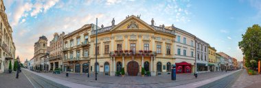 Kosice, Slovakya, 13 Temmuz 2024: Slovakya 'nın Kosice kentindeki ticaret caddesi.