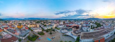 Zilina, Slovakya, 19 Temmuz 2024: Zilina, Slovakya 'da Andrej Hlinka meydanının günbatımı manzarası.