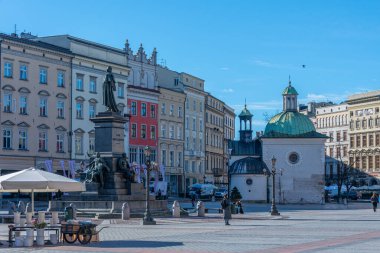 Krakow, Polonya, 29 Mart 2024: Krakow, Poland.IMAGE 'deki Rynk Glowny Meydanı St. Wojciech Kilisesi