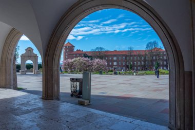 Krakow, Polonya, 29 Mart 2024: Krakow / Cracow 'daki Wawel şatosunun avlusu.