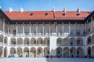Krakow, Polonya, 29 Mart 2024: Krakow / Cracow 'daki Wawel şatosunun avlusu.