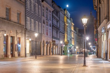 Krakow, Polonya, 30 Mart 2024: Florianska Caddesi 'nin gece manzarası Krakow / Cracow' daki Aziz Mary Kilisesi 'ne doğru...