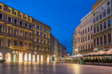 Krakow, Polonya, 30 Mart 2024: Krakow / Cracow, Polonya 'da Grodzka Caddesi' nin gündoğumu manzarası...