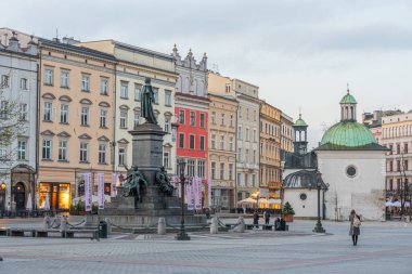 Krakow, Polonya, 30 Mart 2024: Krakow, Polonya 'da Adam Mickiewicz heykeli ve anıtı.