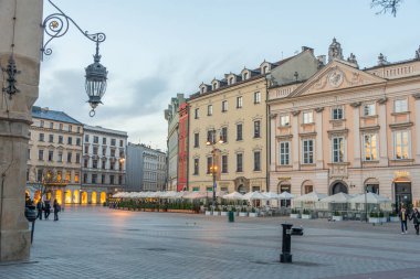 Krakow, Polonya, 30 Mart 2024: Polonya 'nın Krakow / Krakow kentindeki Rynek parlayan meydanının görüntüsü...