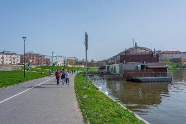Krakow, Polonya, 30 Mart 2024: Polonya 'da Krakow / Krakow' daki Vistula nehri manzarası...