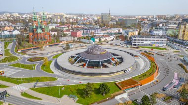 Kielce, Polonya, 30 Mart 2024: Kielce, Poland.IMAGE 'deki otobüs durağı ve Kutsal Haç Kilisesi