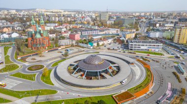 Kielce, Polonya, 30 Mart 2024: Kielce, Poland.IMAGE 'deki otobüs durağı ve Kutsal Haç Kilisesi