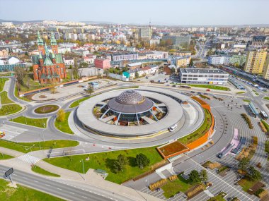 Kielce, Polonya, 30 Mart 2024: Kielce, Poland.IMAGE 'deki otobüs durağı ve Kutsal Haç Kilisesi