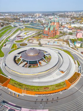 Kielce, Polonya, 30 Mart 2024: Kielce, Poland.IMAGE 'deki otobüs durağı ve Kutsal Haç Kilisesi