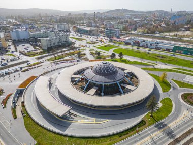 Kielce, Polonya, 30 Mart 2024: Kielce, Poland.IMAGE otobüs durağı