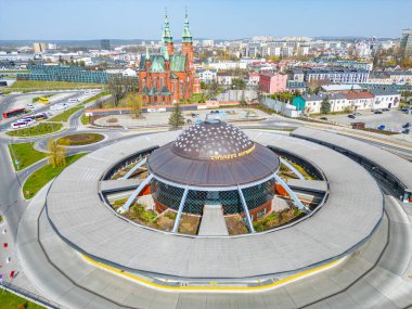 Kielce, Polonya, 30 Mart 2024: Kielce, Poland.IMAGE 'deki otobüs durağı ve Kutsal Haç Kilisesi