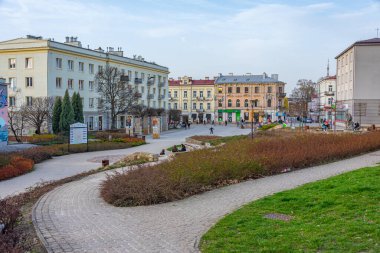 Kielce, Polonya, 30 Mart 2024: Kielce, Poland.IMAGE 'deki sanatçı meydanının gün batımı görünümü