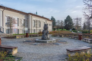 Kielce, Polonya, 30 Mart 2024: Kielce, Poland.IMAGE 'deki sanatçı meydanının gün batımı görünümü