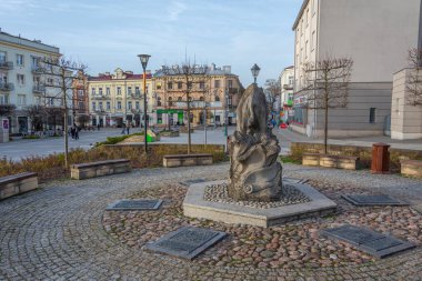 Kielce, Polonya, 30 Mart 2024: Kielce, Poland.IMAGE 'deki sanatçı meydanının gün batımı görünümü