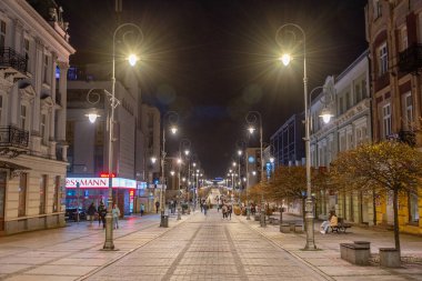 Kielce, Polonya, 30 Mart 2024: Kielce, Poland.IMAGE 'deki Henryka Sienkiewicza caddesinin gece manzarası