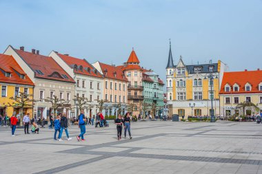Pszczyna, Polonya, 31 Mart 2024: Polonya 'nın Pszczyna kentinin ana meydanı.