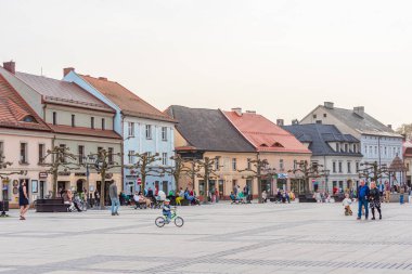 Pszczyna, Polonya, 31 Mart 2024: Polonya 'nın Pszczyna kentinin ana meydanı.