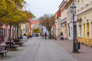 Pszczyna, Polonya, 31 Mart 2024: Polonya 'nın Pszczyna kentindeki renkli cadde.