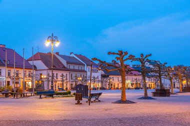 Pszczyna, Polonya, 1 Nisan 2024: Polonya 'nın Pszczyna kentindeki ana meydanın gün doğumu manzarası.