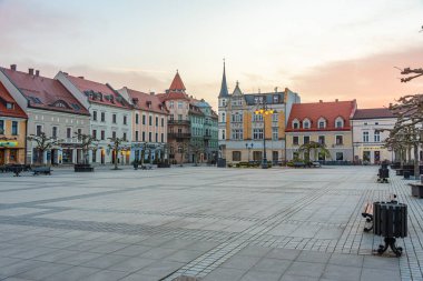 Pszczyna, Polonya, 1 Nisan 2024: Polonya 'nın Pszczyna kentindeki ana meydanın gün doğumu manzarası.