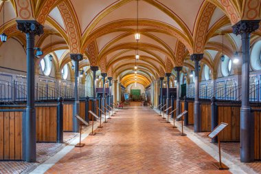 Pszczyna, Polonya, 1 Nisan 2024: Poland.IMAGE 'deki Pszczyna kale parkındaki Ahırların İçi