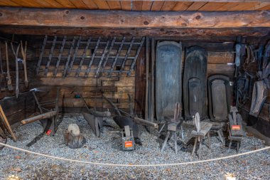 Pszczyna, Polonya, 1 Nisan 2024: Poland.IMAGE 'deki Pszczyna açık hava müzesindeki ahşap kulübelerin içi