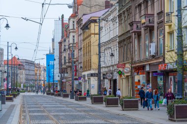 Katowice, Polonya, 1 Nisan 2024: İnsanlar Katowice 'nin merkezinde bir ana caddedir, Poland.IMAGE