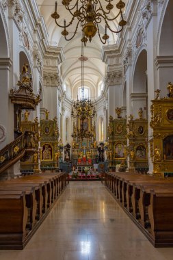 Lowicz, Polonya, 10 Ağustos 2024: Kutsanmış Bakire Meryem 'in Varsayımı Katedral Bazilikasının İçi ve Aziz Nicholas Lowicz, Poland.IMAGE