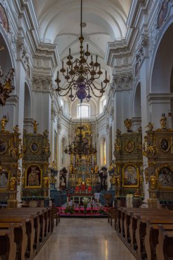 Lowicz, Polonya, 10 Ağustos 2024: Kutsanmış Bakire Meryem 'in Varsayımı Katedral Bazilikasının İçi ve Aziz Nicholas Lowicz, Poland.IMAGE