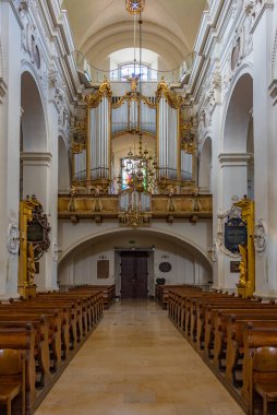 Lowicz, Polonya, 10 Ağustos 2024: Kutsanmış Bakire Meryem 'in Varsayımı Katedral Bazilikasının İçi ve Aziz Nicholas Lowicz, Poland.IMAGE